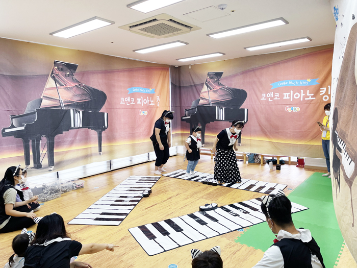 ▲ 합천군육아종합지원센터가 지난 16일 48가족이 함께한 ‘코앤코 뮤직’ 체험 프로그램을 열었다.