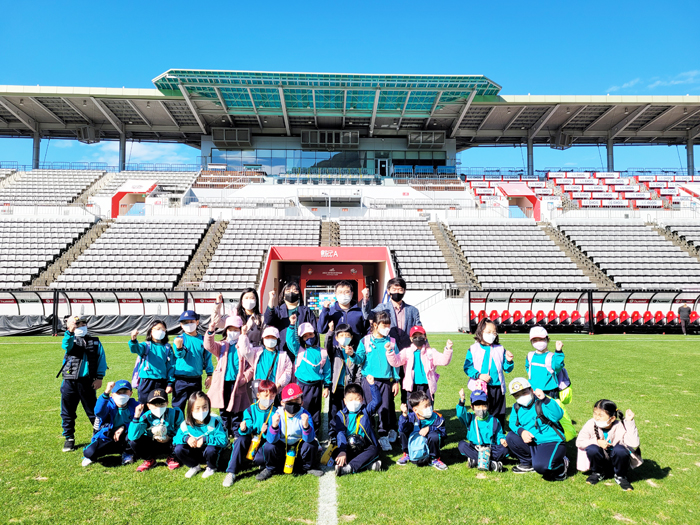 ▲ 19일 창원 토월초등학교 1학년 아이들이 창원축구센터 경기장에서 기념사진을 촬영하고 있다.