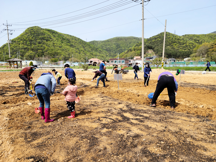 ▲ 김해시가 내년 ‘귀농귀촌 유치지원사업’을 실시한다. 사진은 귀농귀촌 체험 농장교육 모습.