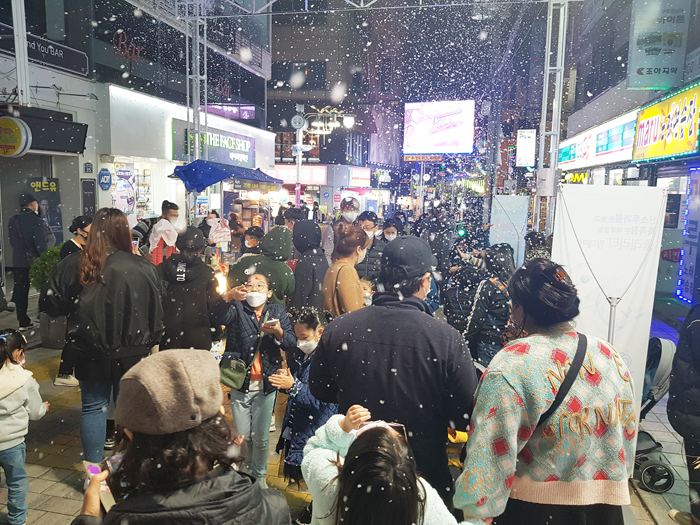 ▲ 창원시가 오는 12월 31일까지 창동통합상가 창동거리길 일원에서 ‘눈꽃 야시장’을 운영한다.