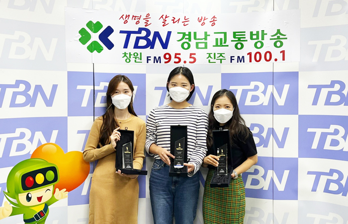▲ TBN 경남교통방송이 제작한 라디오 다큐멘터리 ‘팔도잔디의 꿈’이 한국PD연합회가 선정한 ‘제285회 이달의 PD상’을 수상했다. 사진에서 연출을 맡은 정서현·박혜미·박호정 씨가 기념사진을 촬영하고 있다.