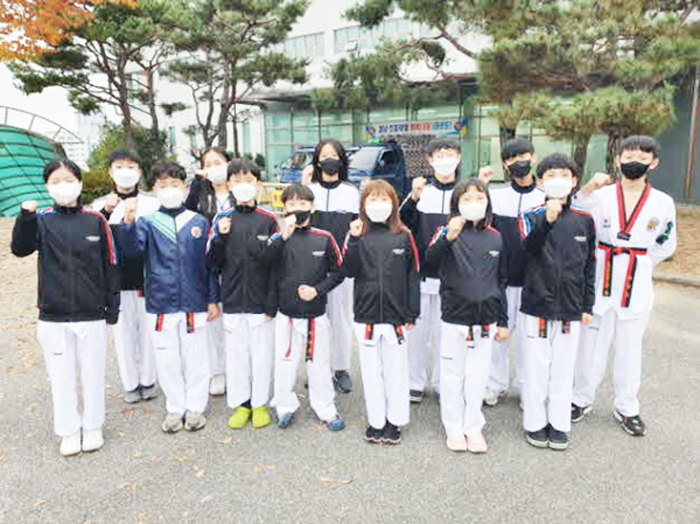▲ 함안 호암초등학교 태권도 선수단이 파이팅을 외치고 있다.