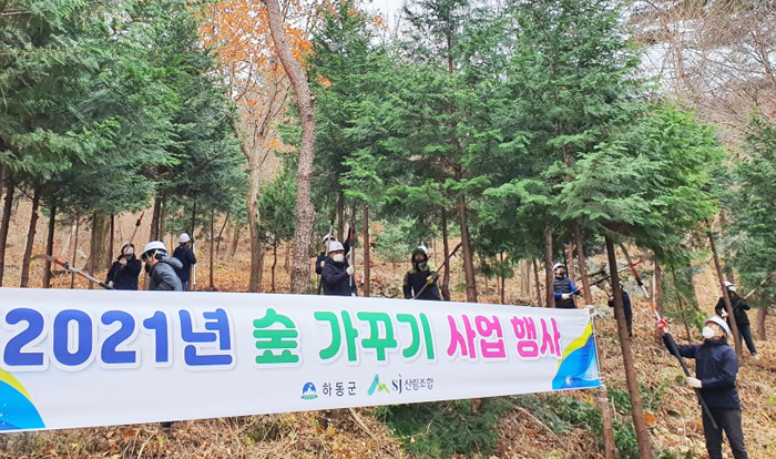 ▲ 하동군이 맞아 지리산 구재봉자연휴양림 일원에서 숲가꾸기 행사를 열었다.