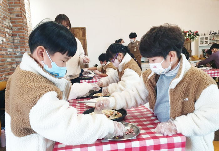 ▲ 하동 궁항초등학교 아이들이 오감길 체험학습에 참여해 피자를 만들고 있다.