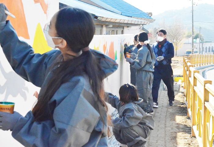 ▲ 하동 진정초등학교 아이들이 지난 주말 벽화를 그리고 있다.