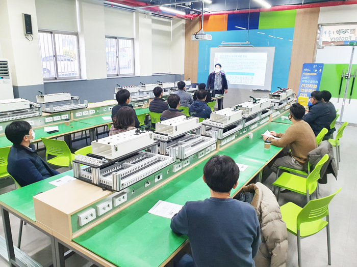 ▲ 창원시가 1일 한국폴리텍대학 창원캠퍼스에서 ‘전기직 역량 강화교육’을 열었다.