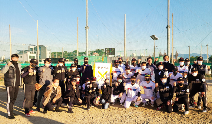 ▲ 하동 어쭈구리야구단 선수들이 ‘2021 광양리그’에서 우승 기념사진을 촬영하고 있다.