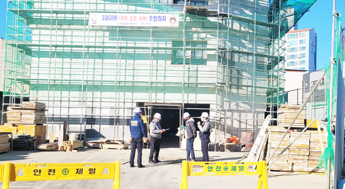 ▲ 합천경찰서가 18일 건축공사장을 방문해 점검에 나섰다.