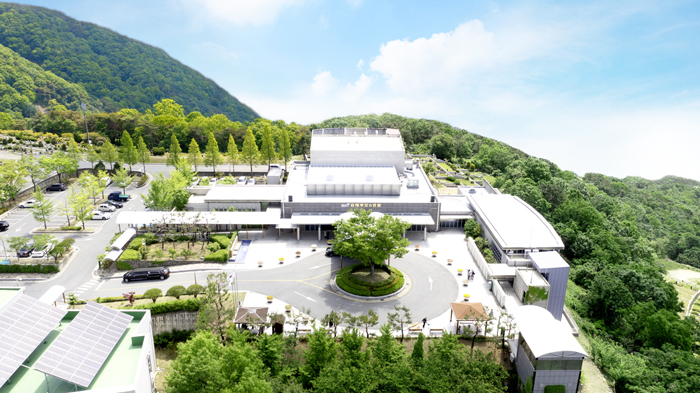 ▲ 김해추모의공원이 오는 30일부터 2월 2일까지 ‘봉안당 참배객 사전예약제’를 운영한다.