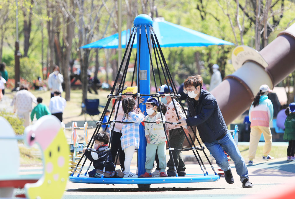 ▲ 밀양아리랑대공원 놀이터에서 아이들이 놀이 기구를 타며 즐거워하고 있다.