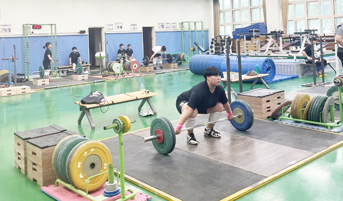 ▲ 고성여자중학교 역도부 선수들이 19일 경남체육고등학교에서 훈련하고 있다.