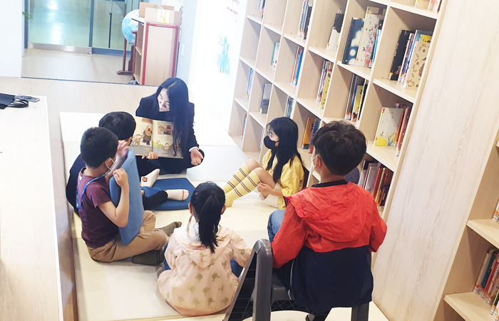 ▲ 하동 고전초등학교가 지난 18일 ‘책 읽어주는 학부모 교실’을 실시했다.