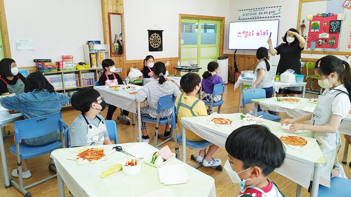 ▲ 진주 남강초등학교 아이들이 요리 동아리 활동에 참여하고 있다.