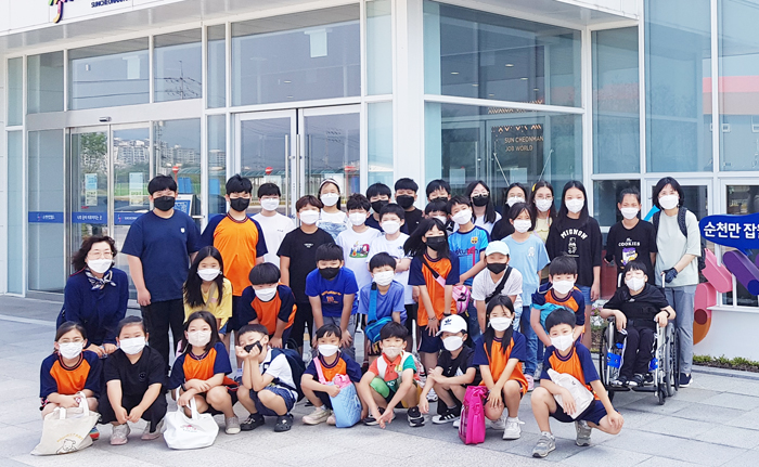 ▲ 하동 고전초등학교 아이들이 지난 22일 순천만 잡월드에서 단체 기념사진을 촬영하고 있다.