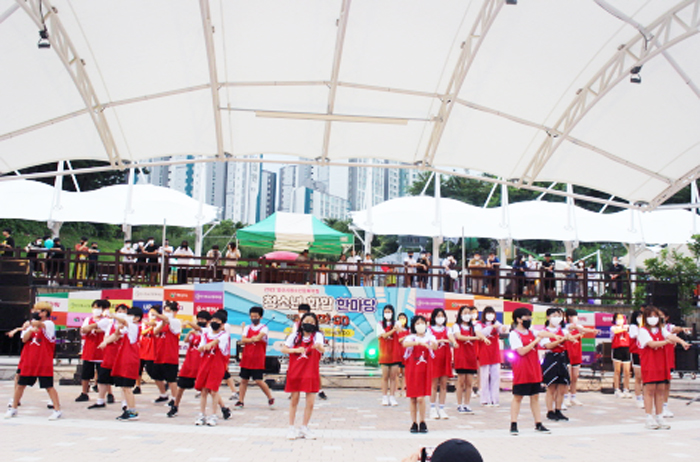 ▲ 지난달 30일 웅상 명동 근린공원에서 열린 청소년 화합 한마당 ‘#가보자 GO’ 공연 모습.