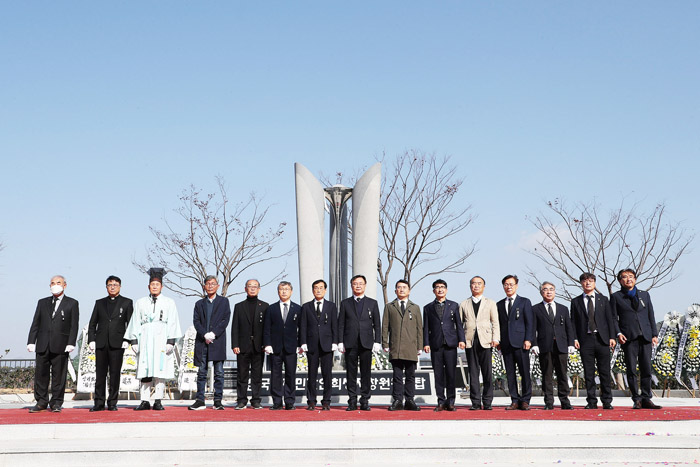 ▲ 창원시는 지난 26일 한국전쟁 민간인희생자 위령탑의 제막식을 개최했다.