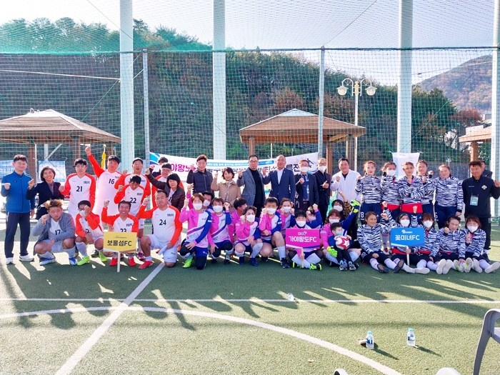 ▲ 지난 26일 ‘가야왕도 FC’ 창단식 참여자들이 기념사진을 촬영하고 있다.