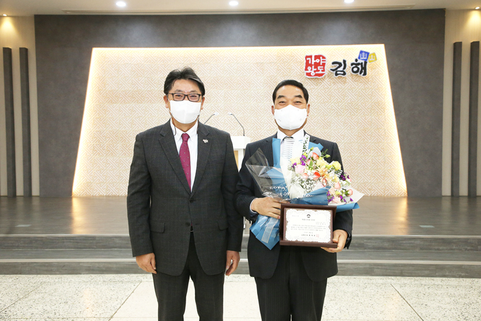 ▲ 삼회산업㈜ 정회성 대표가 1일 ‘12월 김해시 자랑스러운 CEO상’을 수상했다.