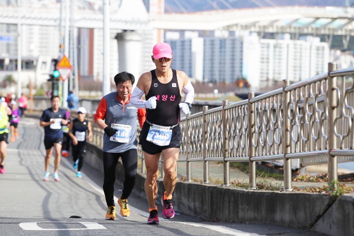 ▲ ‘제16회 양산 전국 하프마라톤 대회’ 참가자들이 달리고 있다.