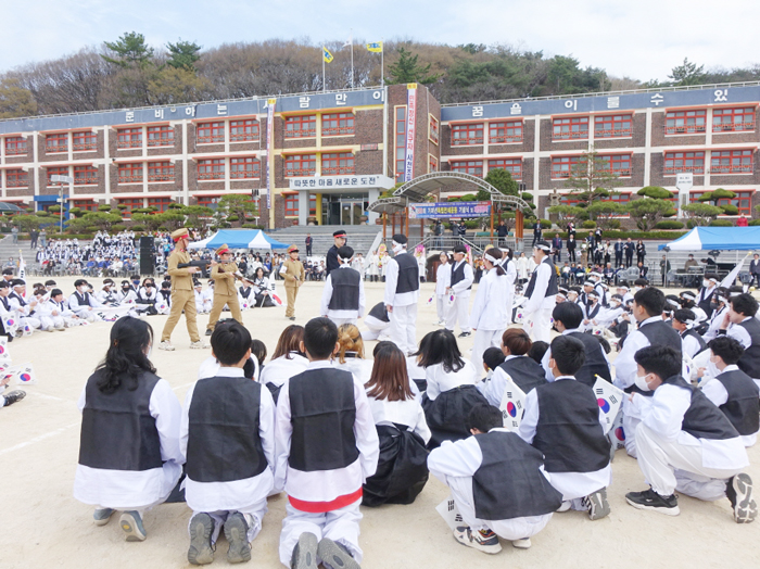 ▲ 사천초등학교 학생들이 21일 3·21 기미독립만세운동을 재현하고 있다.