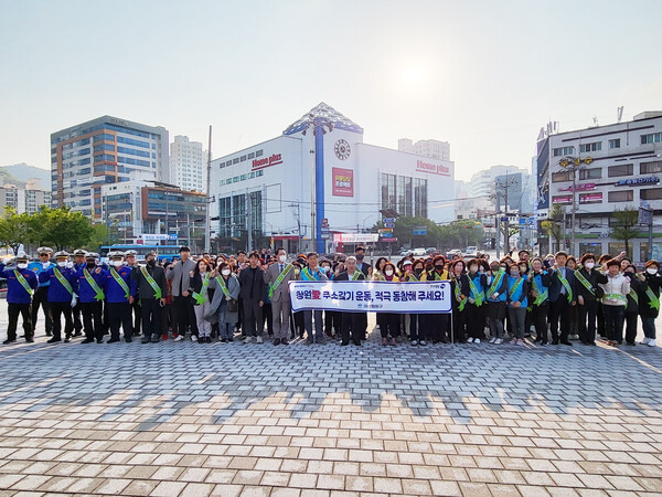 마산회원구는 지난 7일 관내 통장들과 함께 창원NC파크 앞에서 창원 주소갖기 캠페인을 개최했다.