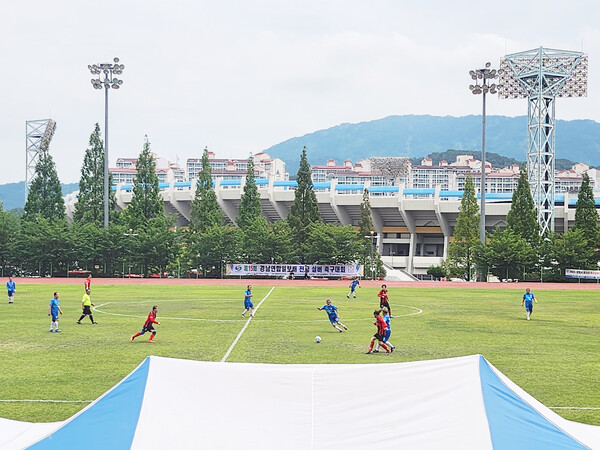 제15회 전국 실버 축구대회에 참여한 선수들이 K-리그를 방불케하는 경기를 보여주고 있다.