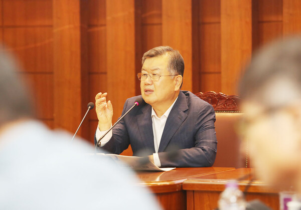 박일호 밀양시장이 민선8기 1주년을 맞아 시청 소회의실에서 성과 보고회를 개최하고 지난 1년의 성과를 설명하고 있다.