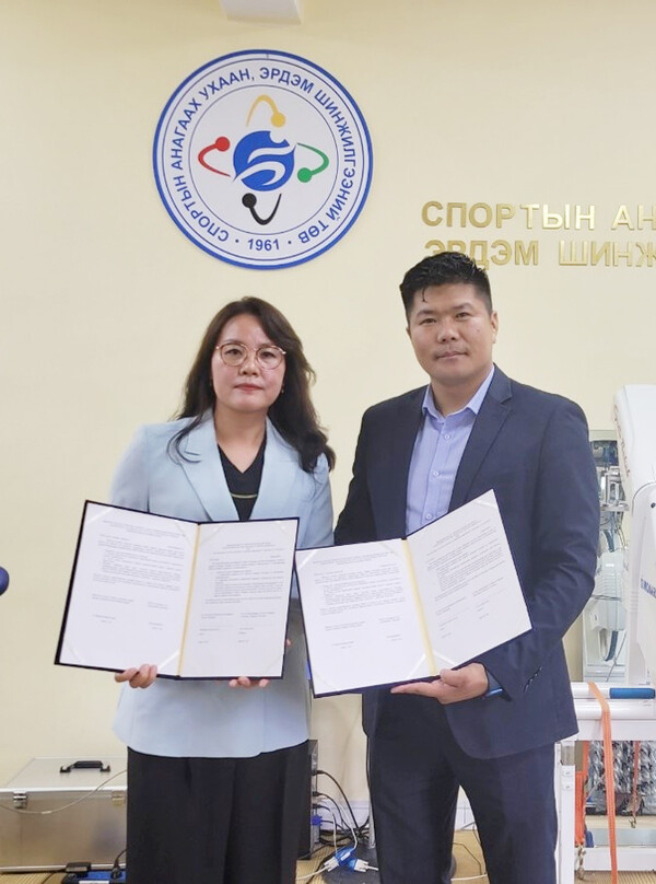 마산대와 몽골 스포츠과학문화센터(주정부기관)가 협약을 체결하고 있다.  
