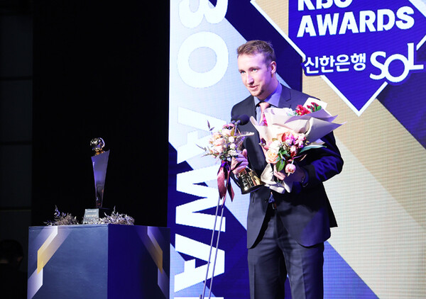 27일 서울 웨스틴 조선 호텔에서 열린 ‘2023 신한은행 SOL KBO 시상식’에서 수비상을 수상한 NC 다이노스 페디가 수상소감을 말하고 있다.