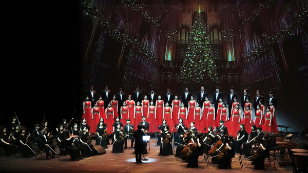 그라시아스합창단이 지난 28일, 29일 창원 성산아트홀에서 ‘크리스마스 칸타타’를 공연하고 있다.(사진 = 그라시아스합창단 제공)