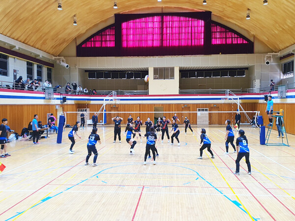 ‘제60회 밀양시 협회장기 배구대회’에서 선수들이 경기를 펼치고 있다.