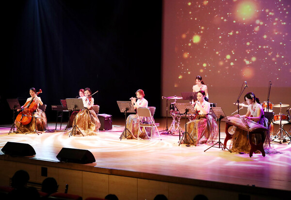 하동군립예술단은 11일 문화예술회관 대공연장에서 신년음악회를 개최했다.
