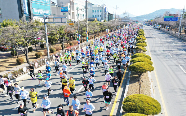 ‘제20회 밀양 아리랑 마라톤대회’가 오는 2월 25일 펼쳐진다. 사진은 ‘제19회 밀양 아리랑 마라톤대회’ 모습.