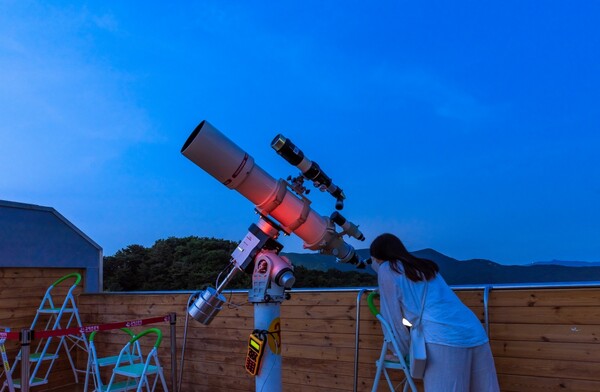 김해천문대에서 아이들이 직접 만든 망원경으로 천체를 관측하고 있다.(사진=김해문화재단 제공)