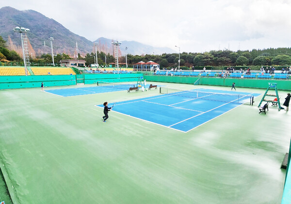 ‘제14회 창원특례시 전국 초등학교 테니스대회’가 지난 14일부터 오는 19일까지 창원시립테니스장에서 펼쳐지고 있다.