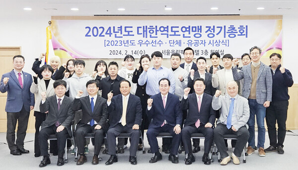 지난 14일 서울 올림픽파크텔에서 열린 ‘2023년도 우수선수·단체·유공자 시상식’ 참석자들이 파이팅을 외치고 있다.
