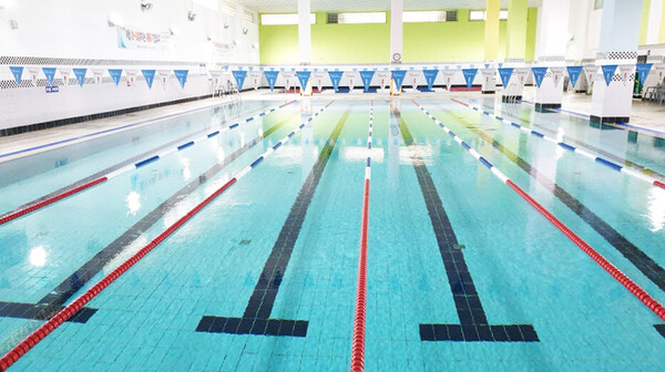 장유스포츠센터 수영장.