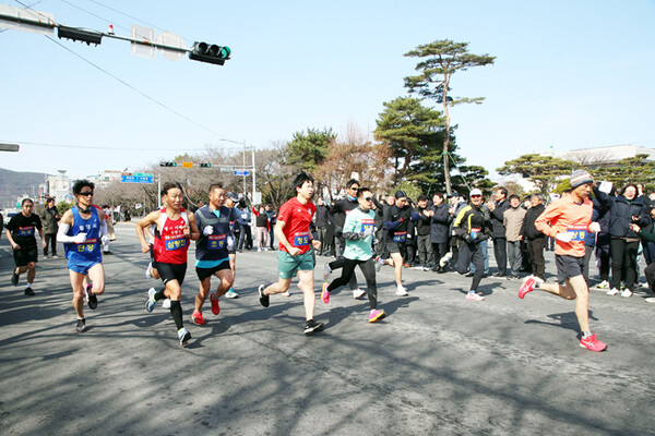 지난 1일 ‘제105주년 3·1절 기념 제70회 밀양역전 경주대회’ 참여자들이 8구간인 밀양시청 앞을 달리고 있다.