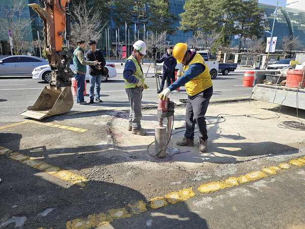 경남 창원시 관계자들이 원이대로 S-BRT 중앙분리대 화단 끝부분 용접철망 코어를 채취하고 있다. (사진=창원시청 제공)