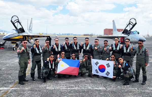 ‘2024 필리핀 에어쇼’에서 진행된 블랙이글스와 FA-50PH의 우정 비행 후 관계자들이 기념사진을 촬영하고 있다.