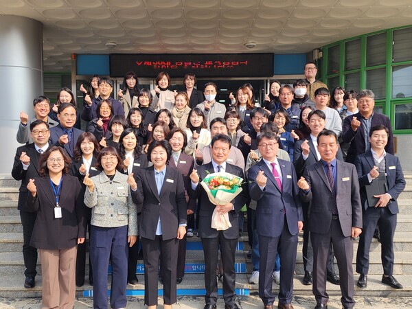 김갑진 교육장이 합천교육지원청 관계자들과 함께 기념사진을 촬영하며 파이팅을 외치고 있다.