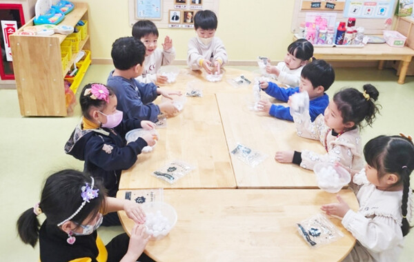 창녕군 관내 국공립 어린이집에서 아이들이 수업을 듣고 있다.