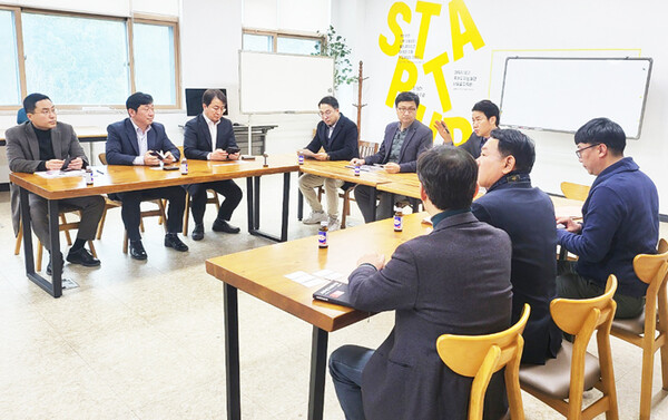 경상국립대학교 창업지원단이 지난 11일 오후 내동캠퍼스에서 ‘진주시 기업 유치 공동 간담회’를 개최했다. 사진은 간담회 현장.
