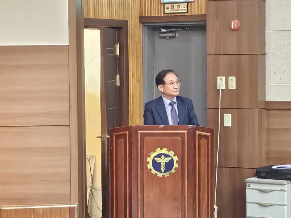 함안상공회의소 제13대 회장에 선출된 박종희 ㈜코바 대표가 말하고 있다.