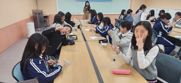 원데이 클래스에 참여하고 있는 학생들.
