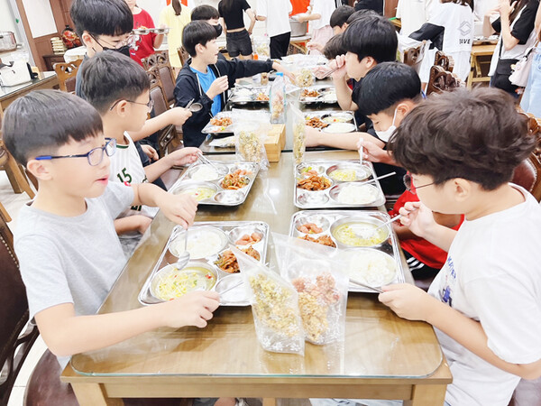 의령 미래교육원 연계 중식업체에서 식사하고 있는 학생들.