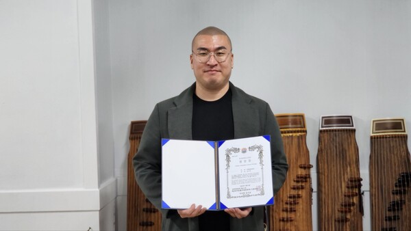 한국문화유산 명장에 선정된 송진호 명장이 인증패를 들고 기념사진을 촬영하고 있다.
