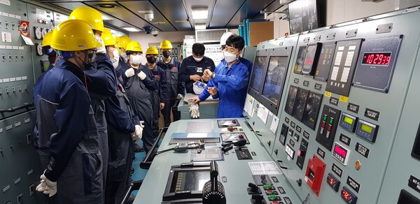 경남해양과학고 학생들이 선박 내에서 실습 교육을 받고 있다.