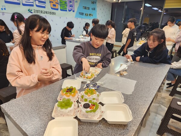 ‘수요일은 꿈놀터’에 참여한 어린이들이 제과제빵사 수업을 받고 있다.