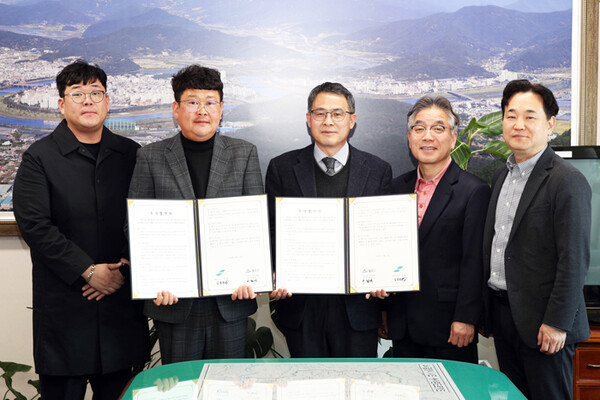 김종훈 ㈜에이치케이엠 대표이사(왼쪽에서 두 번째)와 허동식 밀양시장 권한대행이(왼쪽에서 세 번째)이 지난 20일 밀양시-㈜에이치케이엠 투자협약 이후 관계자들과 기념사진을 촬영하고 있다.
